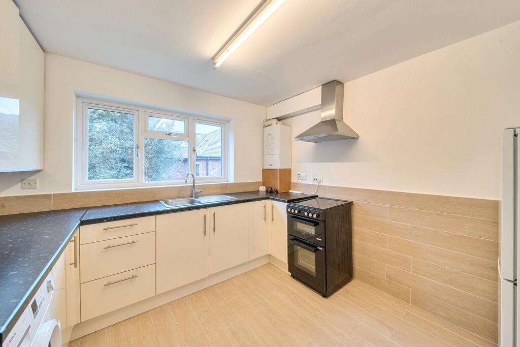 3 bed 1st Floor Flat for rent in Harrow. From Gibbs Gillespie - Harrow Sales