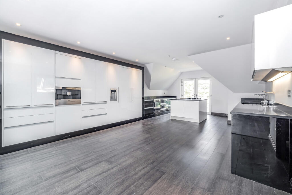 4 bed 1st Floor Flat for rent in Northwood. From Gibbs Gillespie - Northwood