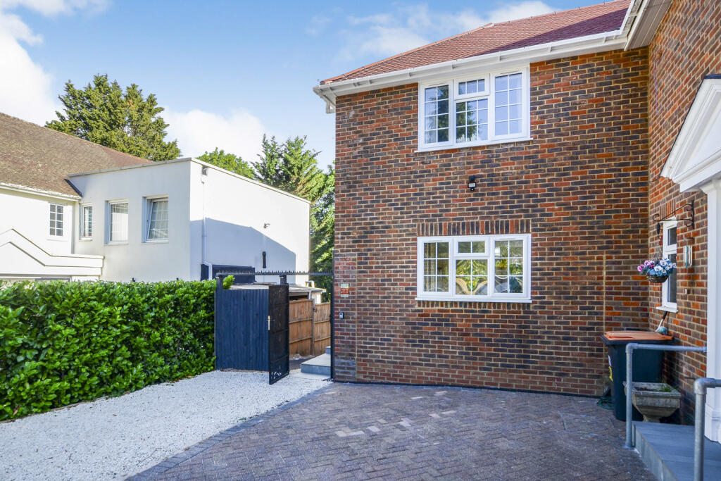 4 bed Studio for rent in Northwood. From Gibbs Gillespie - Northwood 4 bed Studio for rent in Northwood. From Gibbs Gillespie - Northwood