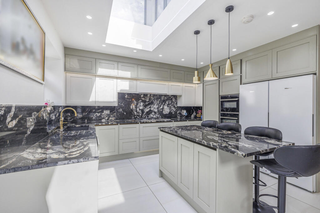 5 bed Detached for rent in Northwood. From Gibbs Gillespie - Northwood