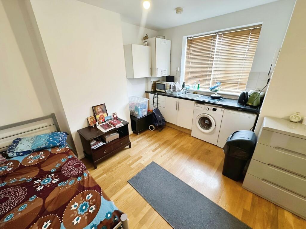 4 bed Studio for rent in Harrow. From Phillip Shaw Ltd 4 bed Studio for rent in Harrow. From Phillip Shaw Ltd