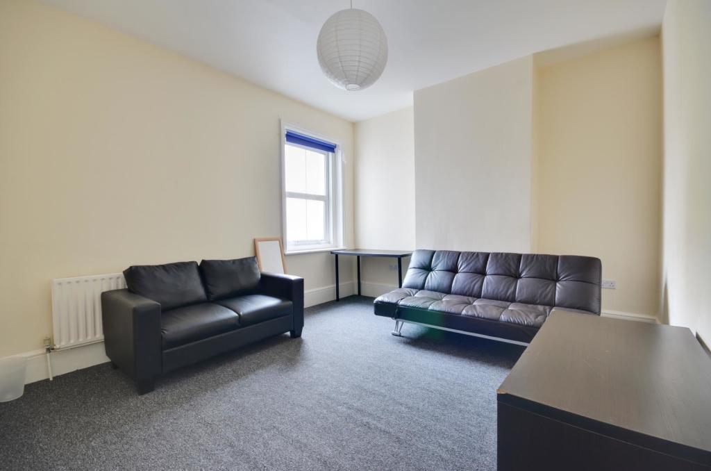 6 bed Flat for rent in Uxbridge. From Gibbs Gillespie - Uxbridge