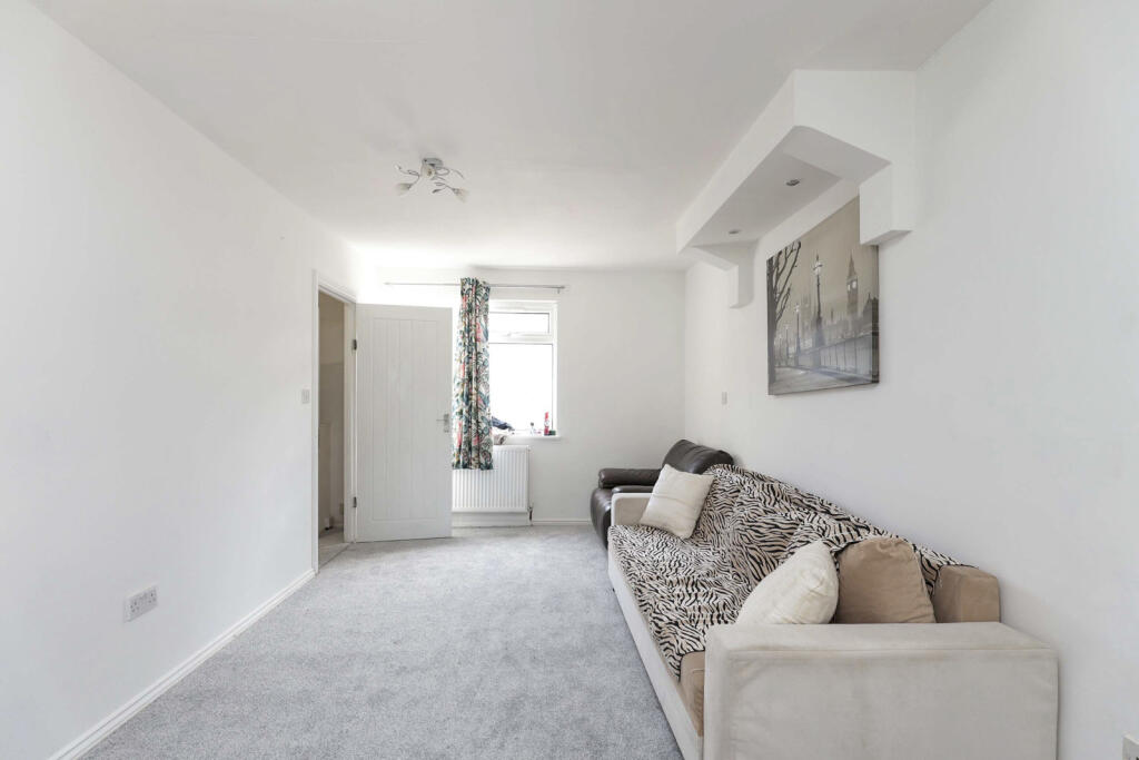 5 bed Semi Detached for rent in West Drayton. From Gibbs Gillespie - Uxbridge
