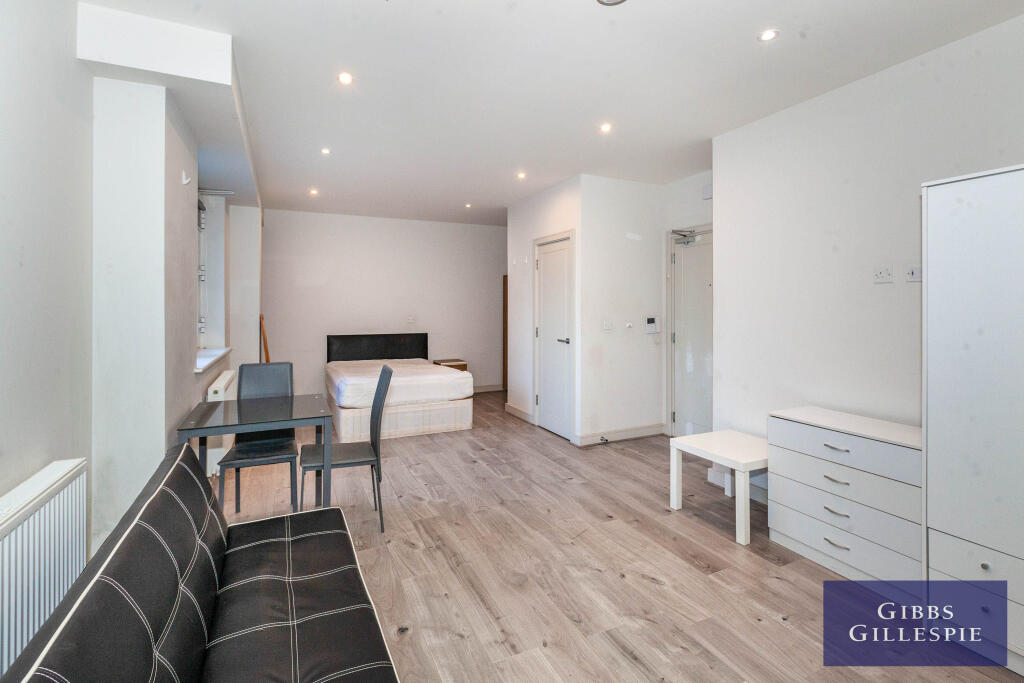 4 bed 1st Floor Flat for rent in Uxbridge. From Gibbs Gillespie - Uxbridge