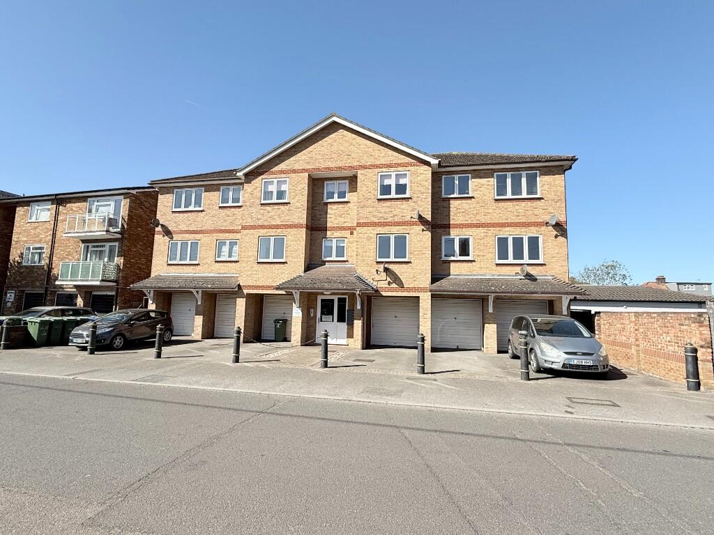 1 bed 1st Floor Flat for rent in Corringham. From John Cottis & Co - Stanford-Le-Hope