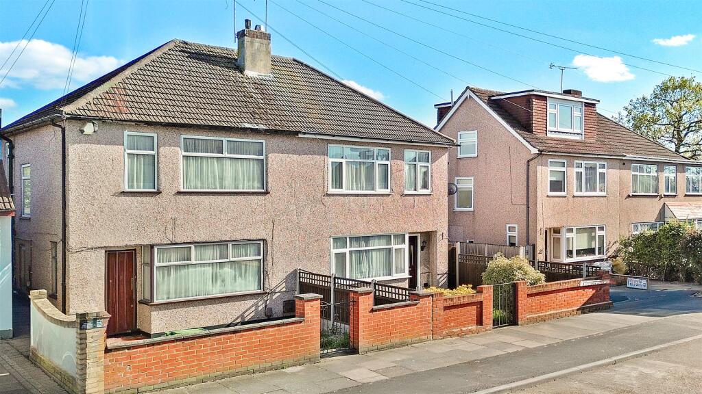 3 bed Mid Terraced House for rent in Romford. From Elms Estates - Bethnal Green