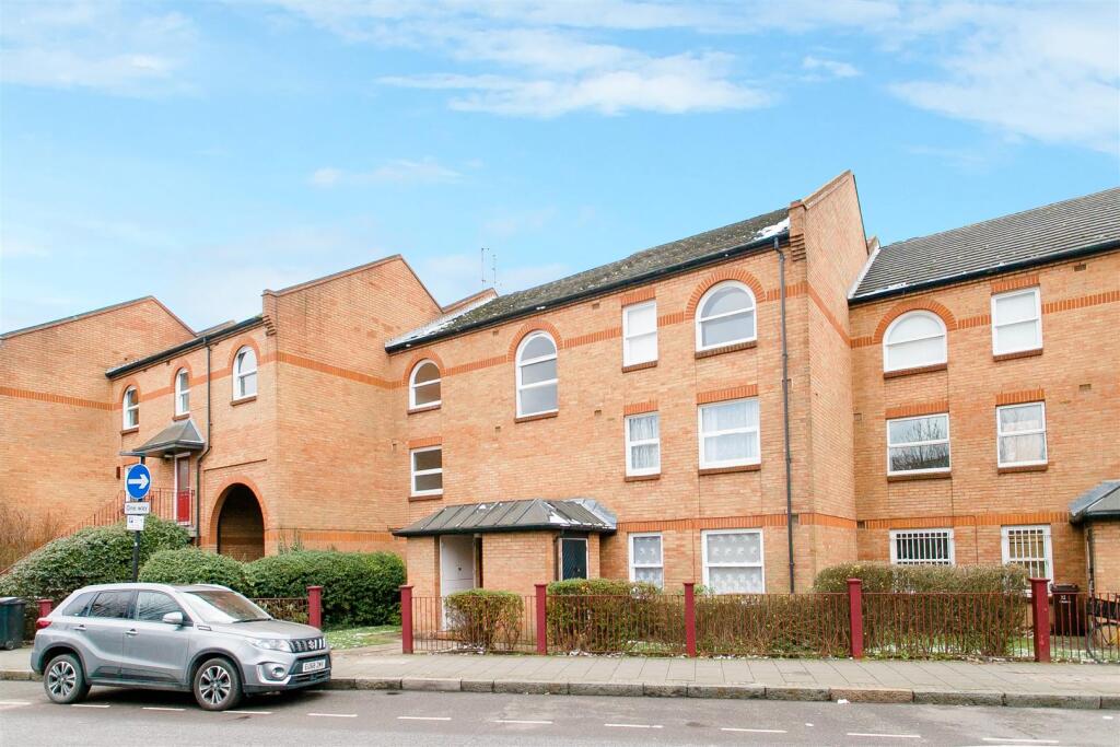 1 bed 1st Floor Flat for rent in London. From Elms Estates - Bethnal Green