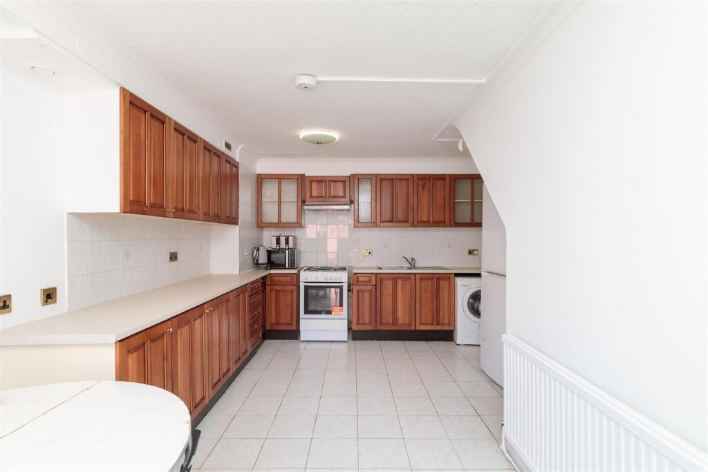 3 bed Mid Terraced House for rent in Camberwell. From Elms Estates - Bethnal Green