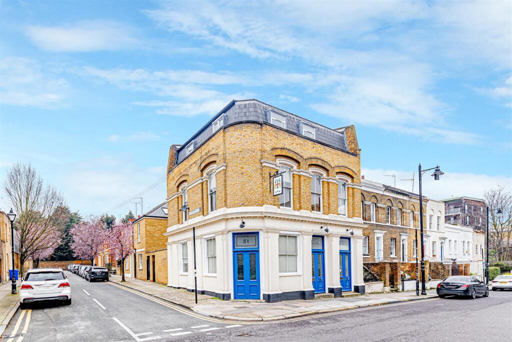 3 bed 1st Floor Flat for rent in Bow. From Elms Estates - Bethnal Green