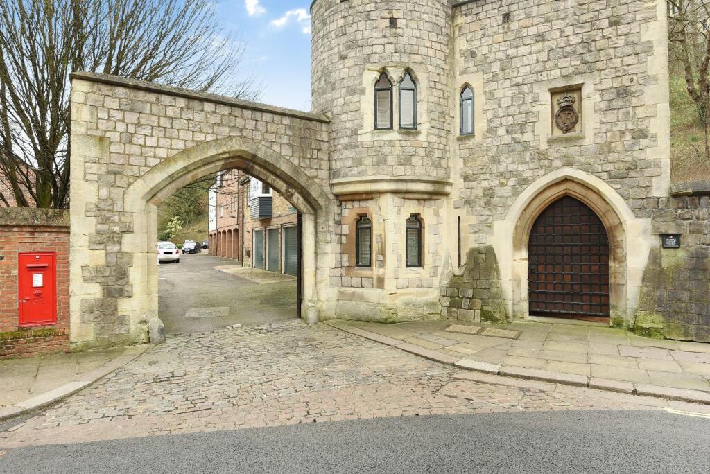 1 bed 1st Floor Flat for rent in Windsor. From Hardings - Windsor