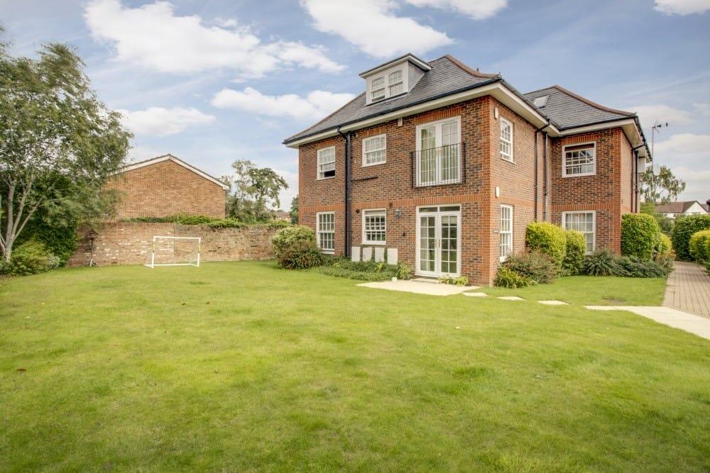 2 bed Penthouse for rent in Gerrards Cross. From Rodgers Estate Agents - Chalfont St. Peter 2 bed Penthouse for rent in Gerrards Cross. From Rodgers Estate Agents - Chalfont St. Peter