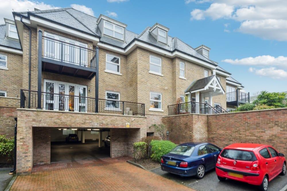 2 bed Apartment for rent in Gerrards Cross. From Rodgers Estate Agents - Chalfont St. Peter 2 bed Apartment for rent in Gerrards Cross. From Rodgers Estate Agents - Chalfont St. Peter