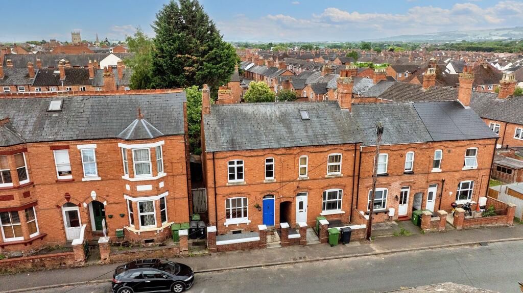 3 bed Mid Terraced House for rent in Evesham. From Johnsons Property Consultants - Evesham