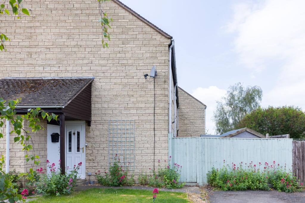 1 bed Mid Terraced House for rent in Broadway. From Johnsons Property Consultants - Evesham