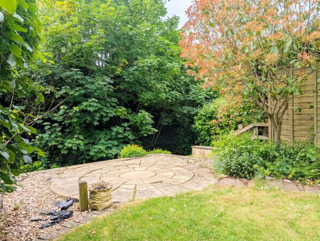 2 bed Mid Terraced House for rent in Broadway. From Johnsons Property Consultants - Evesham