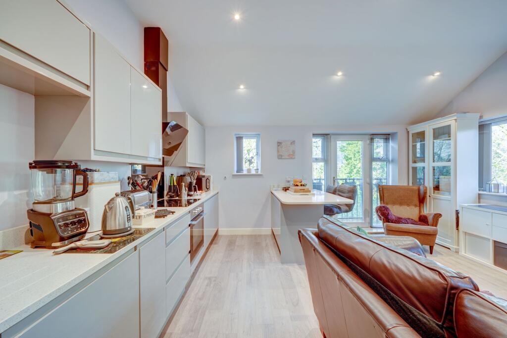 2 bed Apartment for rent in Upper Wick. From Johnsons Property Consultants - Evesham