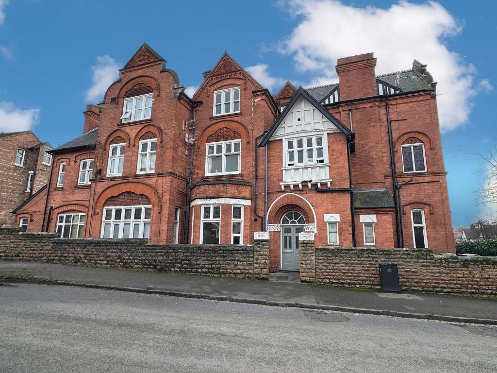 4 bed Studio for rent in Nottingham. From Janet Jones Property Services - Sherwood