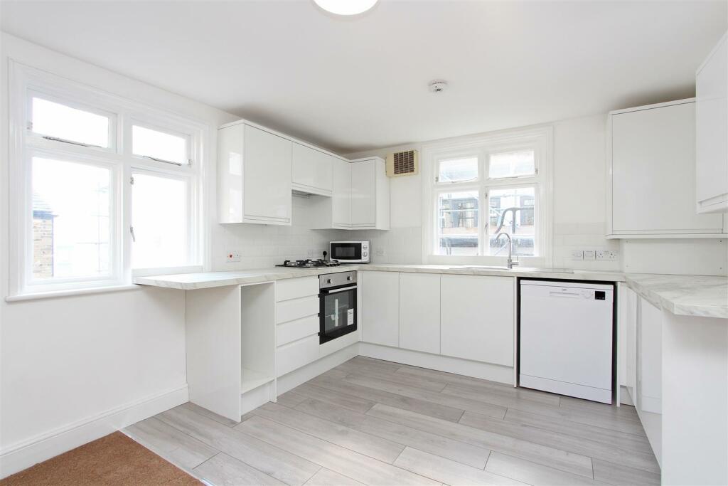 3 bed Flat for rent in London. From Allan Fuller