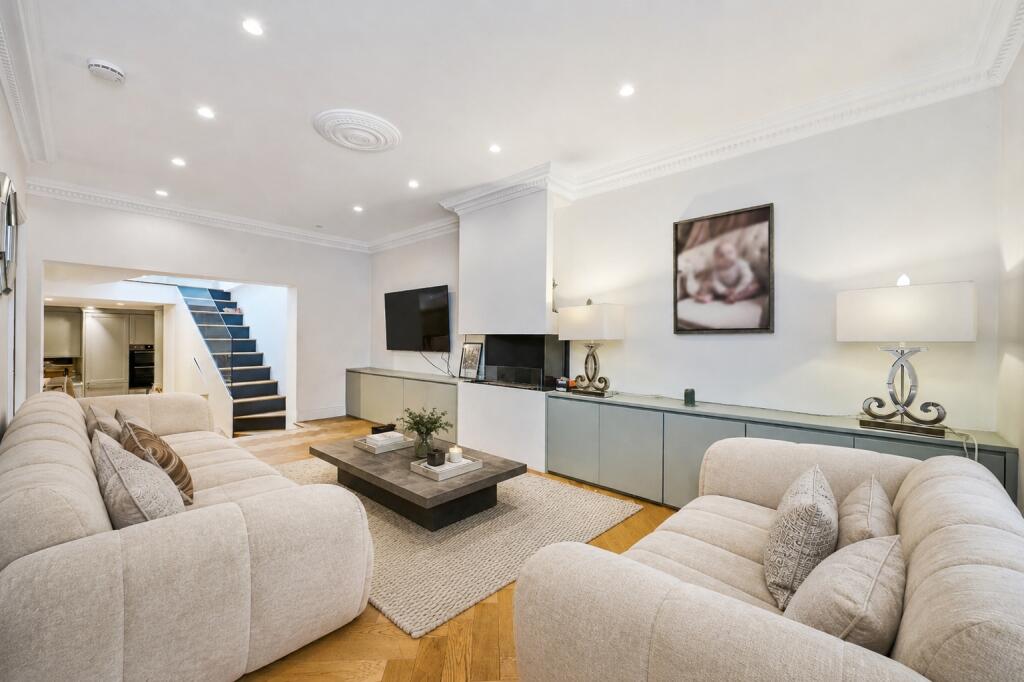 2 bed Detached for rent in London. From Kinleigh Folkard & Hayward - Sales - Fulham and Chelsea