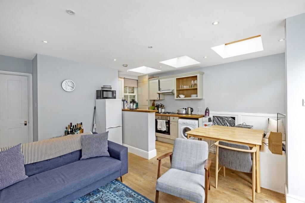2 bed 1st Floor Flat for rent in Fulham. From Kinleigh Folkard & Hayward - Sales - Fulham and Chelsea