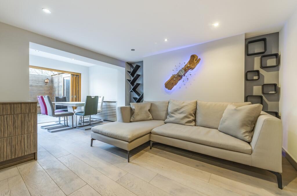 2 bed 1st Floor Flat for rent in Fulham. From Kinleigh Folkard & Hayward - Sales - Fulham and Chelsea