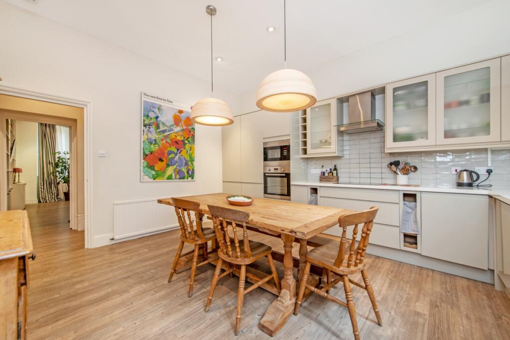 2 bed 1st Floor Flat for rent in Kensington. From Kinleigh Folkard & Hayward - Sales - Fulham and Chelsea