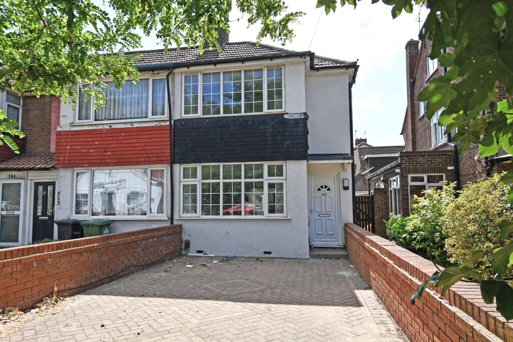 3 bed End of Terrace for rent in Waltham Cross. From Jean Hennighan Properties - Broxbourne