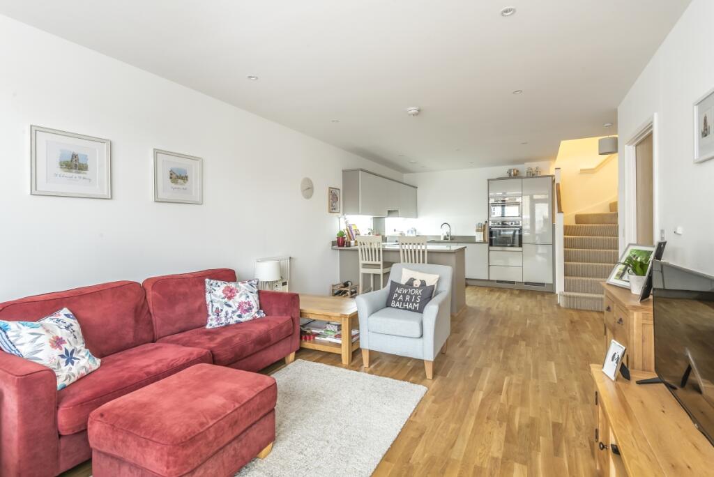 3 bed 1st Floor Flat for rent in Clapham. From Kinleigh Folkard & Hayward - Sales - Balham 3 bed 1st Floor Flat for rent in Clapham. From Kinleigh Folkard & Hayward - Sales - Balham