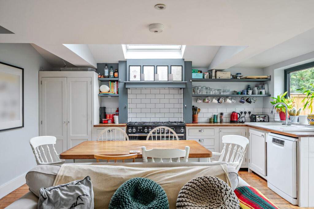 3 bed 1st Floor Flat for rent in Streatham. From Kinleigh Folkard & Hayward - Sales - Balham