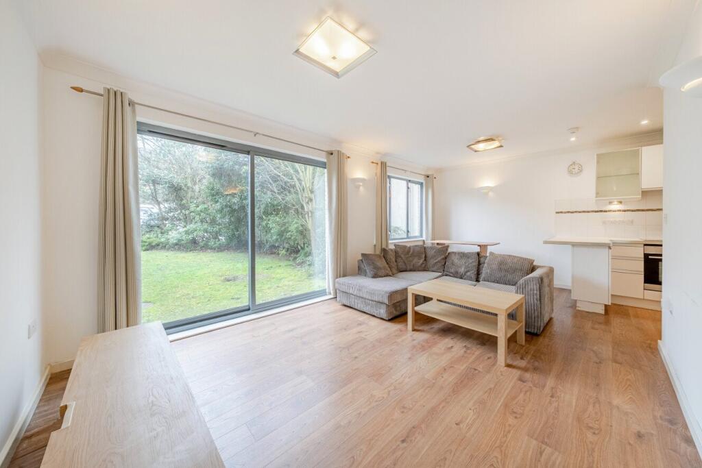 2 bed 1st Floor Flat for rent in Streatham. From Kinleigh Folkard & Hayward - Sales - Balham 2 bed 1st Floor Flat for rent in Streatham. From Kinleigh Folkard & Hayward - Sales - Balham