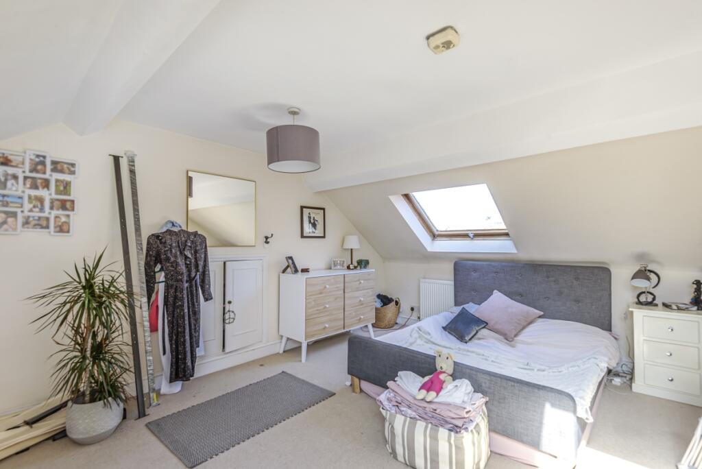 3 bed 1st Floor Flat for rent in Clapham. From Kinleigh Folkard & Hayward - Sales - Balham 3 bed 1st Floor Flat for rent in Clapham. From Kinleigh Folkard & Hayward - Sales - Balham