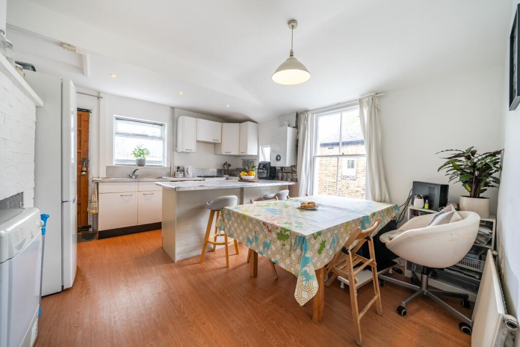 4 bed 1st Floor Flat for rent in Streatham. From Kinleigh Folkard & Hayward - Sales - Balham 4 bed 1st Floor Flat for rent in Streatham. From Kinleigh Folkard & Hayward - Sales - Balham