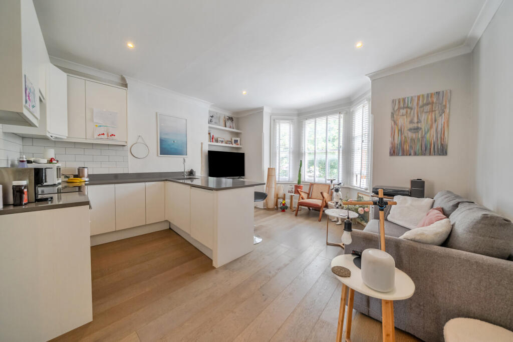 1 bed 1st Floor Flat for rent in London. From Kinleigh Folkard & Hayward - Sales - Balham
