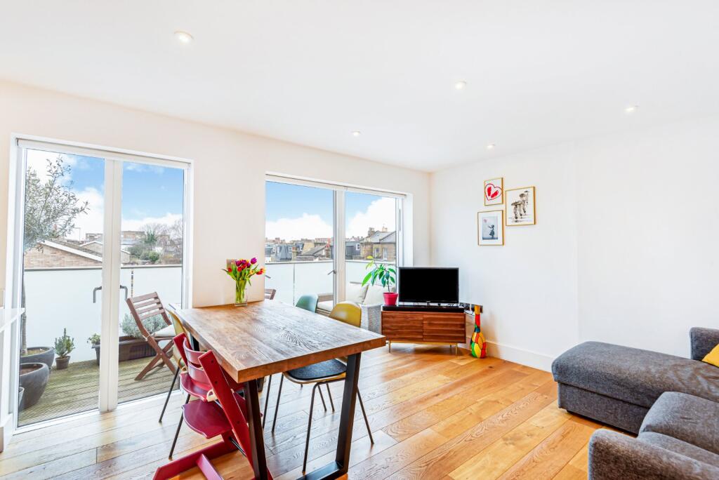 2 bed 1st Floor Flat for rent in London. From Kinleigh Folkard & Hayward - Sales - Balham