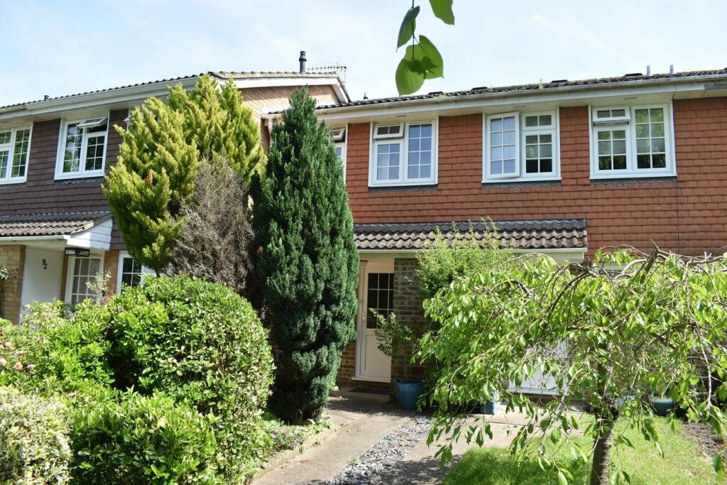 2 bed Mid Terraced House for rent in Weybridge. From Martin Flashman and Co