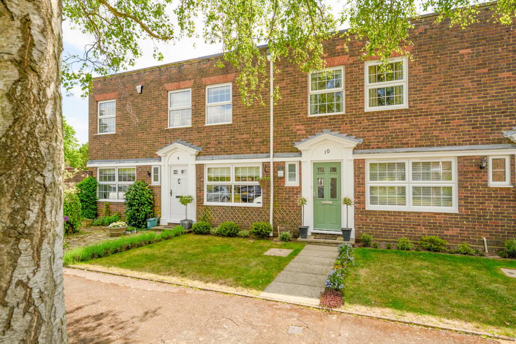 3 bed Mid Terraced House for rent in Weybridge. From Martin Flashman & Co. - Weybridge