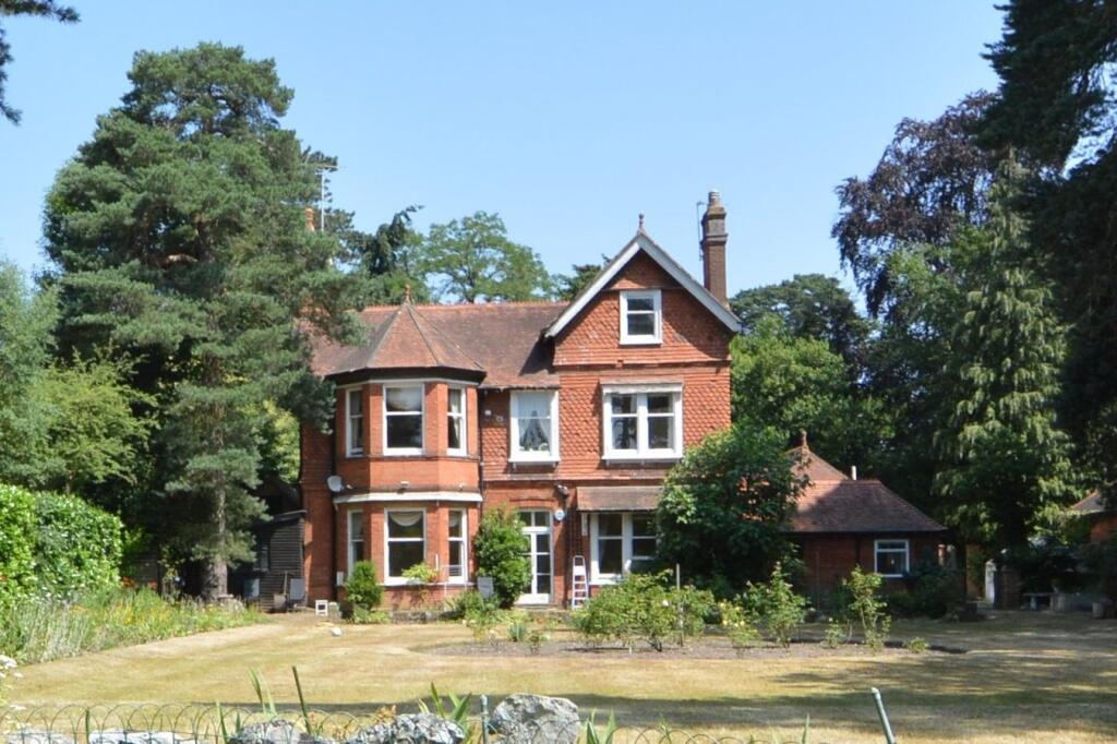 3 bed Annexe for rent in Weybridge. From Martin Flashman & Co. - Weybridge