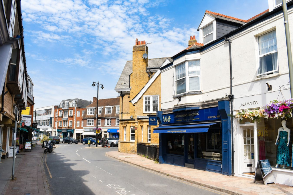 2 bed 1st Floor Flat for rent in Weybridge. From Martin Flashman & Co. - Weybridge