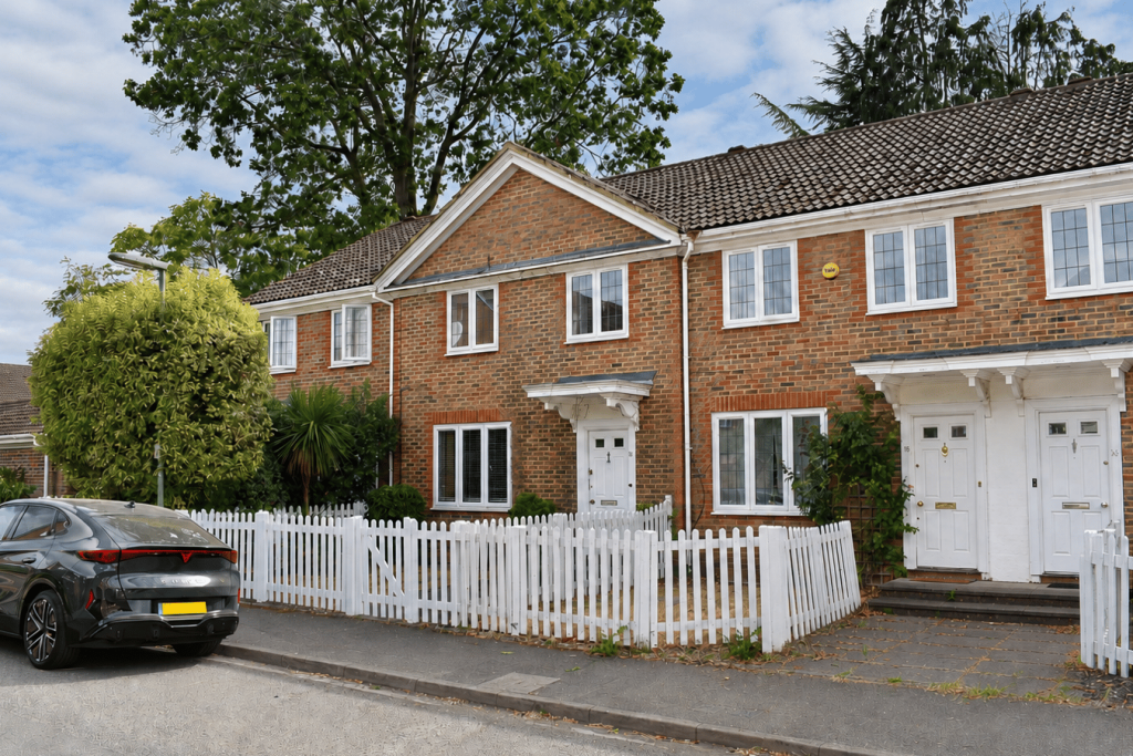3 bed Mid Terraced House for rent in Weybridge. From Martin Flashman & Co. - Weybridge
