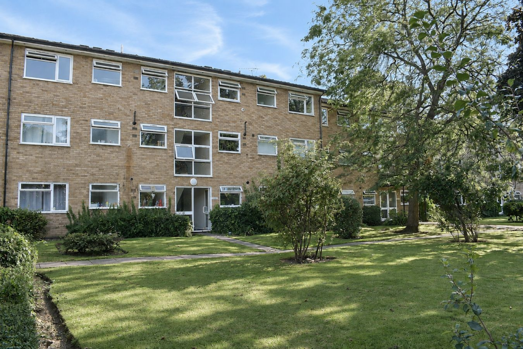 2 bed Apartment for rent in Weybridge. From Martin Flashman & Co. - Weybridge