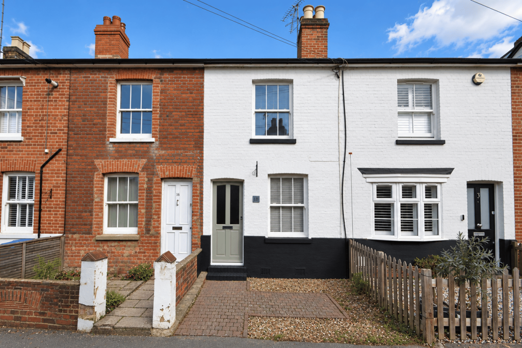 2 bed Mid Terraced House for rent in Weybridge. From Martin Flashman & Co. - Weybridge 2 bed Mid Terraced House for rent in Weybridge. From Martin Flashman & Co. - Weybridge