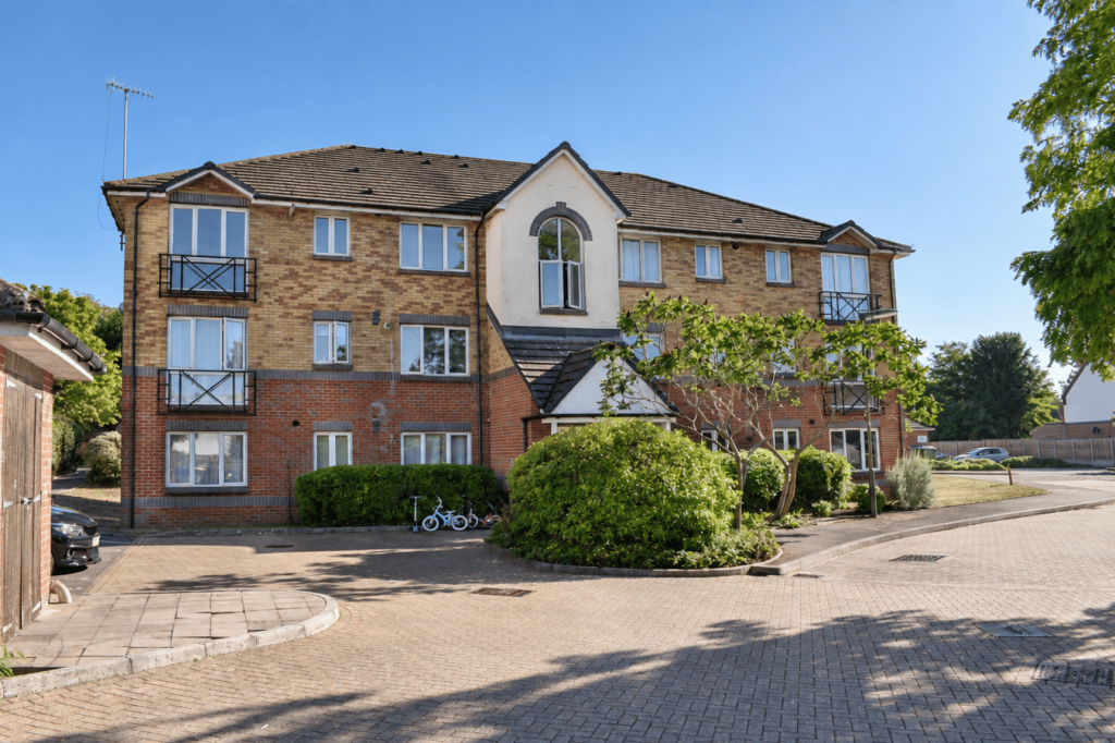2 bed Apartment for rent in Weybridge. From Martin Flashman & Co. - Weybridge