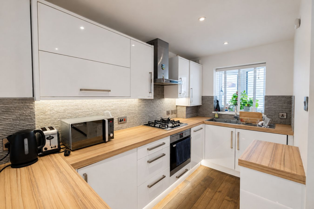 2 bed End of Terrace for rent in Weybridge. From Martin Flashman & Co. - Weybridge 2 bed End of Terrace for rent in Weybridge. From Martin Flashman & Co. - Weybridge