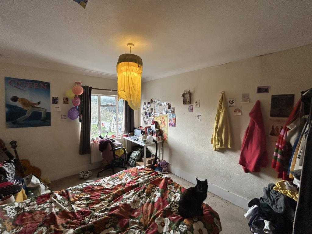 2 bed 1st Floor Flat for rent in Egham. From Browns Estate Agents - Englefield Green