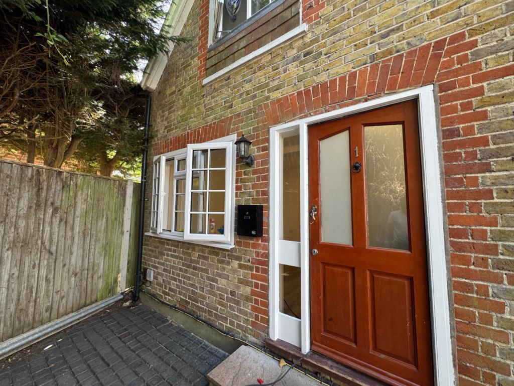 4 bed Studio for rent in Egham. From Browns Estate Agents - Englefield Green 4 bed Studio for rent in Egham. From Browns Estate Agents - Englefield Green