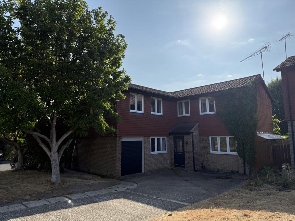 5 bed Detached for rent in Sunninghill. From Browns Estate Agents - Englefield Green 5 bed Detached for rent in Sunninghill. From Browns Estate Agents - Englefield Green