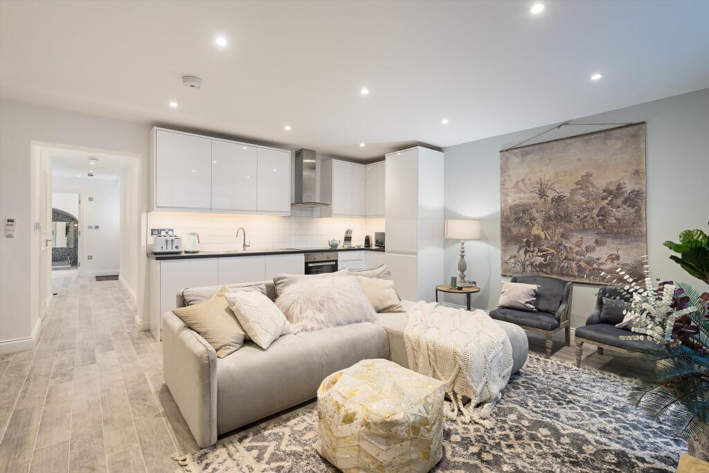 2 bed 1st Floor Flat for rent in London. From Knight Frank - Notting Hill