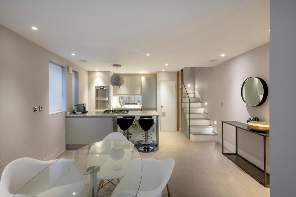 1 bed Mid Terraced House for rent in London. From Knight Frank - Notting Hill