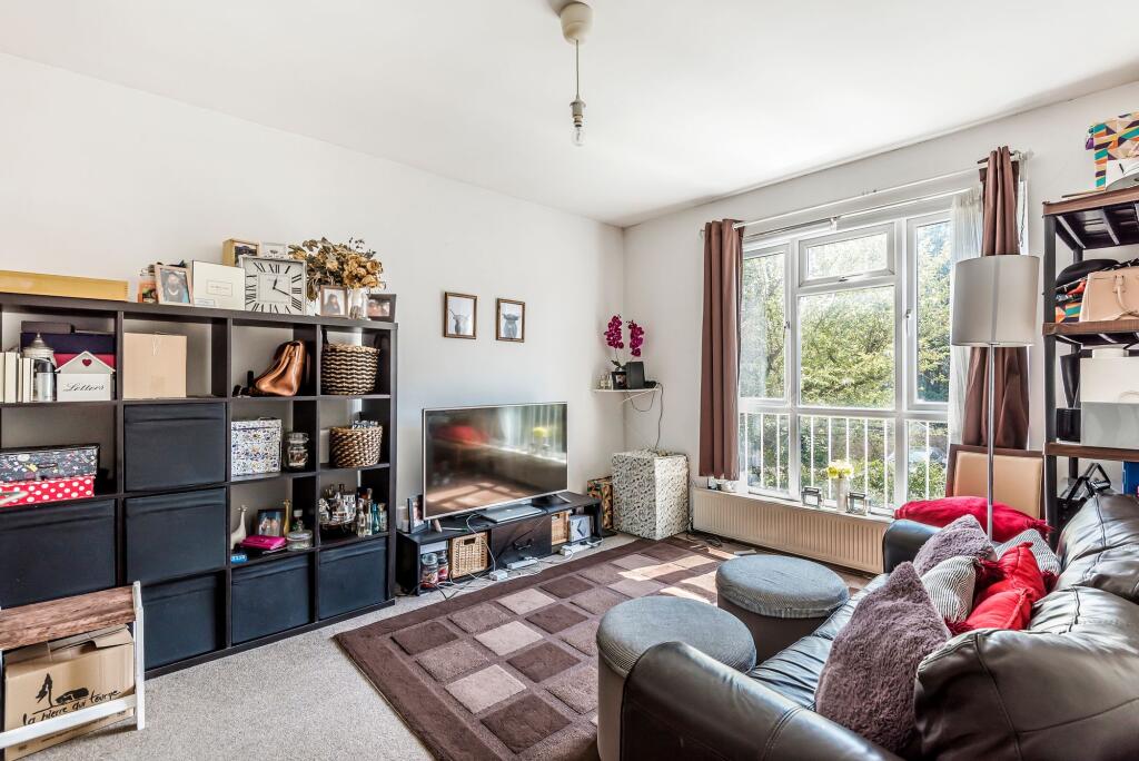 1 bed 1st Floor Flat for rent in Camden Town. From David Andrew - London - Holloway Road