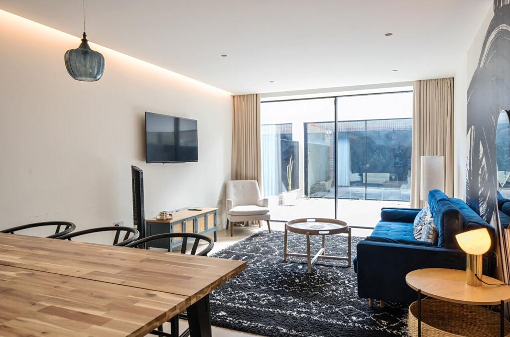 4 bed Mid Terraced House for rent in London. From David Andrew - London - Holloway Road